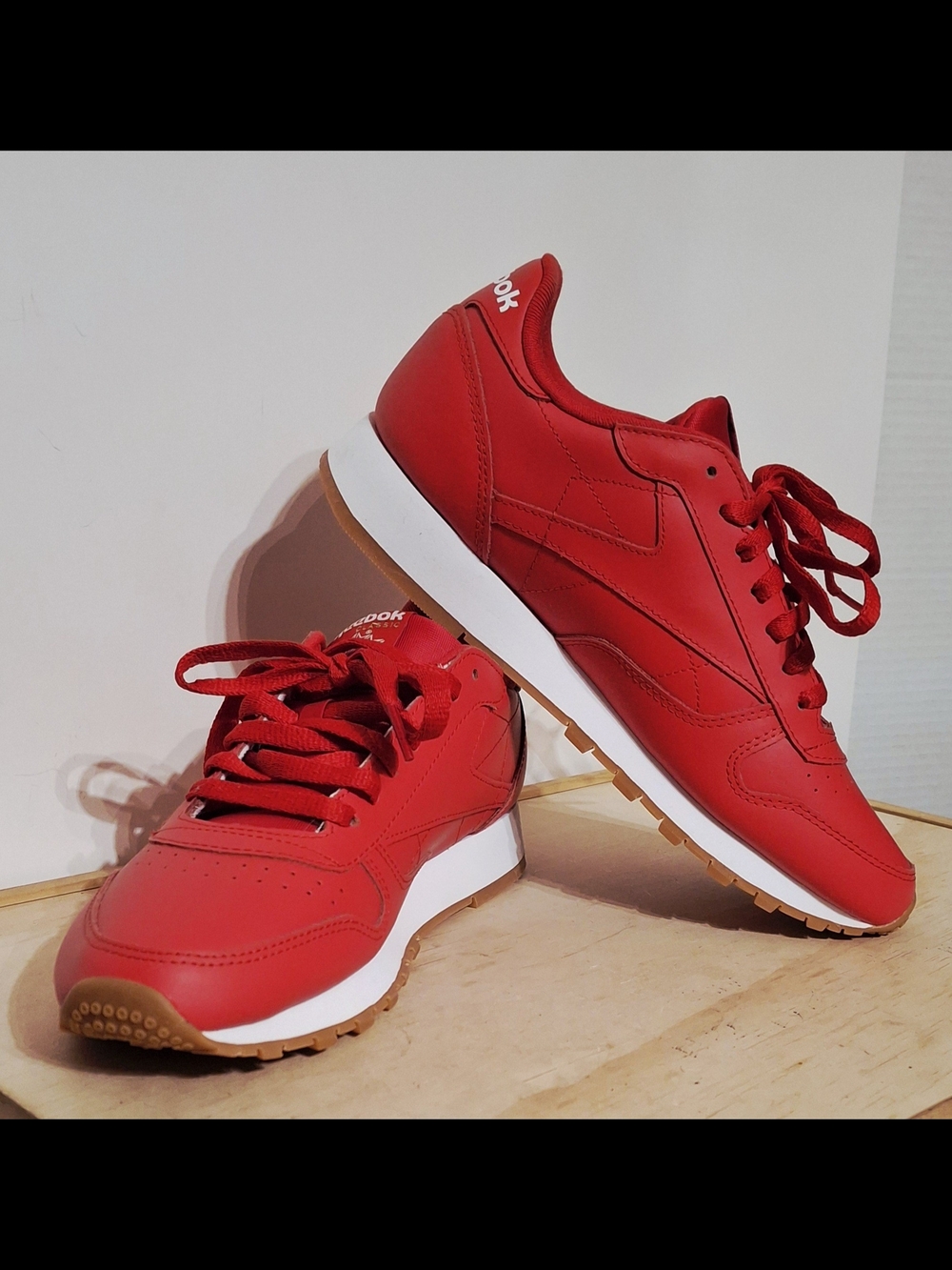 New Reebok Low Vector Mens Classic Leather Vibrant Red Sneakers, size 9